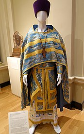 Liturgický oděv pravoslavného kněze, je vidět epitrachil, kamilávka, epigonation a další