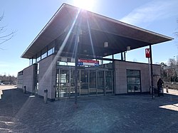 Puotilan metroaseman läntinen sisäänkäynti, joka sijaitsee Puotinharjun alueella Itäväylän pohjoispuolella