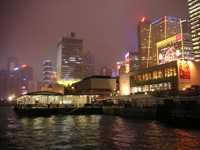 Queen's Pier at night, 2006