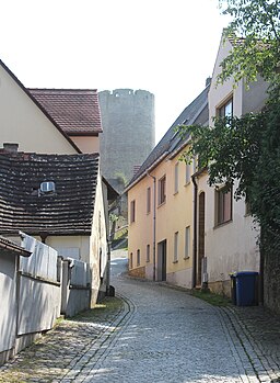 Querfurt, die Brunnenstraße, Blick zum Bergfried 