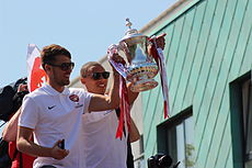 Die Arsenal-Spieler Aaron Ramsey und Kieran Gibbs halten die Trophäe während der Siegesfeier 2013/14