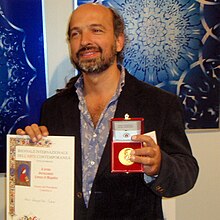 Amir Shayesteh Tabar wird der Preis „Lorenzo Il Magnifico“ auf der Florenzer Biennale 2009 verliehen.