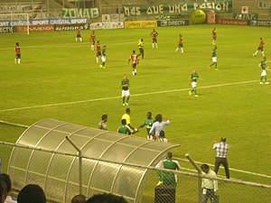 El jugador Miguel Murillo celebrando con el técnico Leonel Álvarez la anotación del gol.