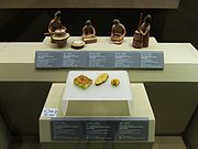 唐代女俑（推磨、擀饼、簸粮、舂米）及食物（千层饼、压花面点、麻花）复制品各一组，原物为1972年新疆吐鲁番阿斯塔那出土，藏于新疆博物馆
