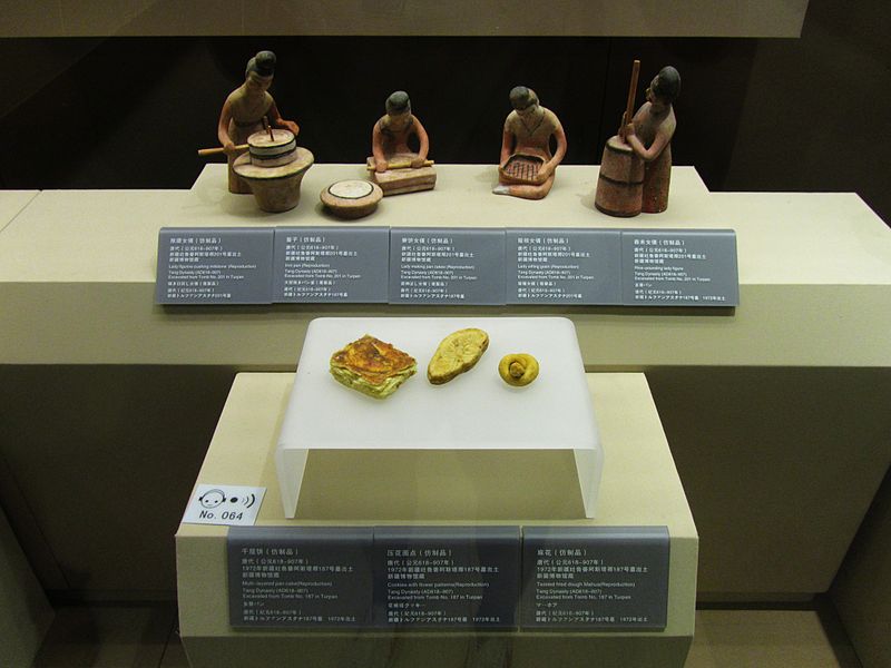 File:Reproduction of Lady Figurines and Foods in Tang Dynasty 2011-07.jpg