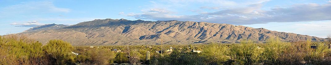 Rincon Mendien ikuspegi panoramikoa Tucson hiritik ikusita.