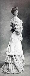 Vestido de cena de Redfern 1904 cropped.jpg