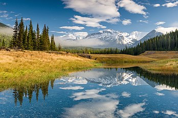 Montanhas Rochosas Canadenses pela manhã. Parque Nacional Banff, Alberta, Canadá (definição 7 360 × 4 912)