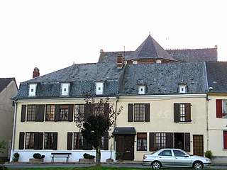 Maisons formant rempart à l'arrière de l'église fortifiée.