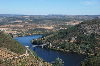 Le Tage près de Vila Velha de Ródão, faisant fonction de limite entre les districts portugais de Castelo Branco (à gauche) et de Portalegre (à droite). (définition réelle 3 818 × 2 506)