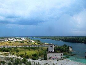 Panorama napuštenog kamenoloma i zatvora