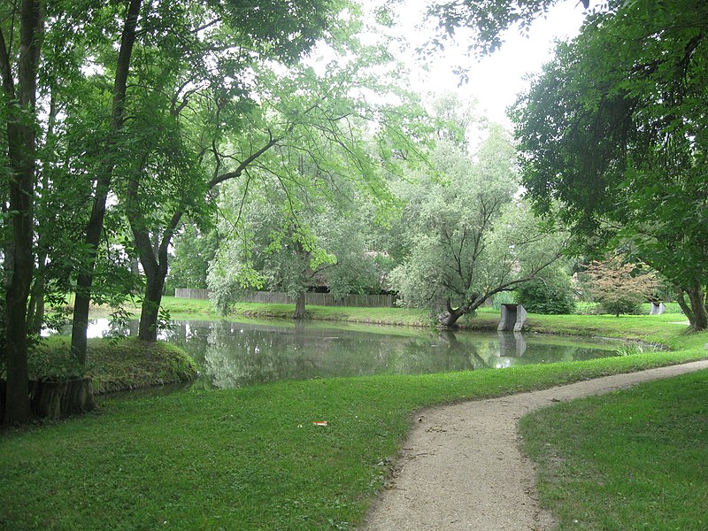 File:Russów - park (1).jpg