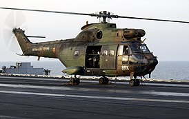 Fransk "Puma" (SA.330B) på dekket til et hangarskip, 2004.