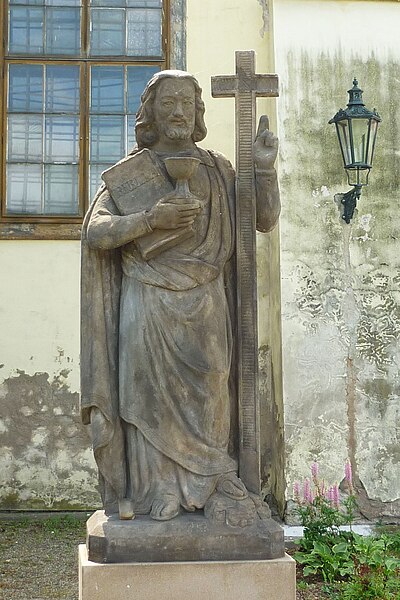 File:Saaz-Statue13.jpg