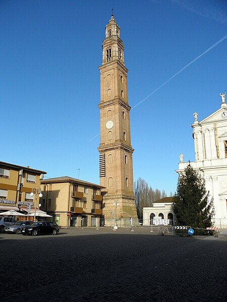 File:Sant'Antonino martire, campanile, vista da Piazza Marconii (Ficarolo).JPG