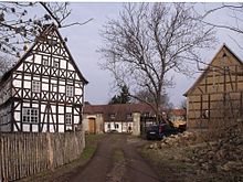 Der Sattelhof, rechts die umgesetzte Scheune