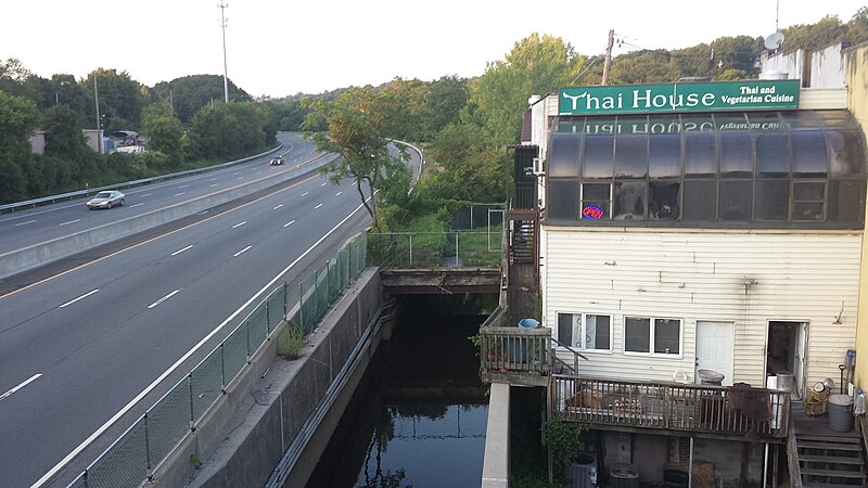 File:Saw Mill River Flowing Next to the NYS Thruway in Ardsley.jpg