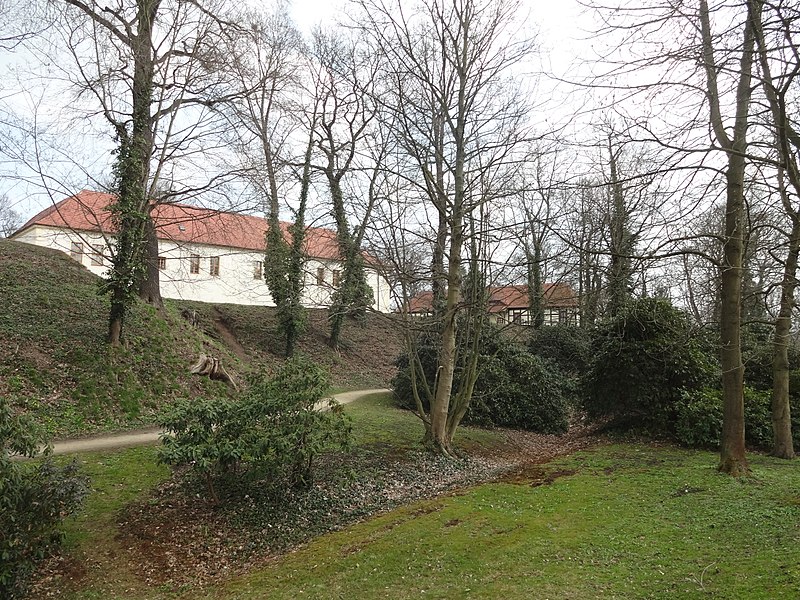 File:Schlosspark senftenberg 2018-04-08 (9).jpg