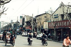 1999年时的天潼路街景，画面中房屋均已拆