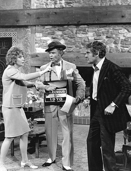 Laara Lacey et Gene Barry dans The Red Skelton Show (1970)