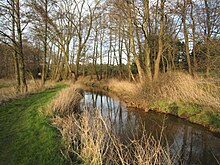 Der Fernwanderweg Geestweg verläuft nördlich von Gut Stedingsmühlen entlang der Soeste