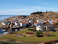 Bebyggelsen närmast havet, med den kommunala bryggan och vågbrytaren från 1939.