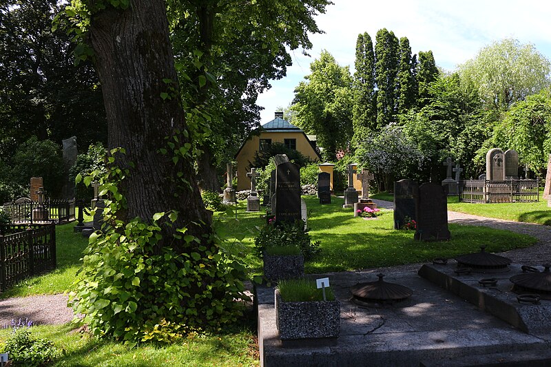 File:Solna kyrkas kyrkogård 01 1000 Solnabilder.jpg