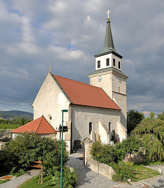 File:Sooß - Kirche (1).JPG