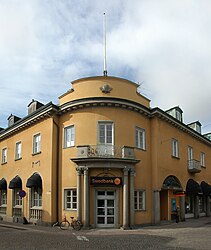 Sammansatt av två bilder, en liggande och en stående. Delar av himlen och mindre delar av gatubeläggningen är klonade.