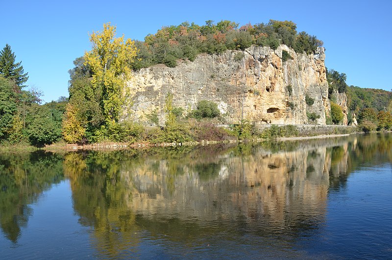 File:Spectacular reflections of nice rock formations along the Dordogneriver - panoramio.jpg