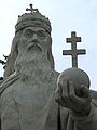 Statuie a lui Ștefan I al Ungariei, ținând un glob cruciger în mâna stângă