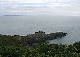 Vista da ponta oriental da Península de Jerbourg e da Ilha Sark.