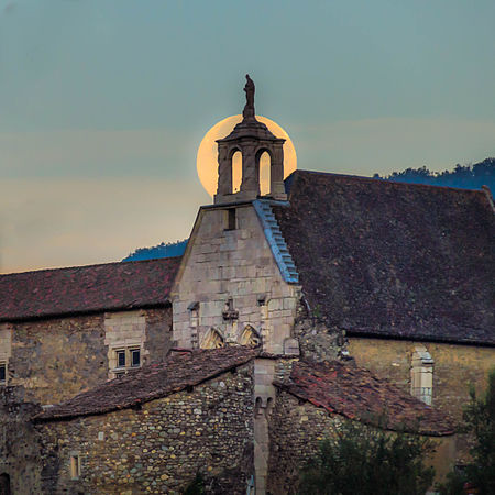 22 septembre — Statue de la Trinité sur fond de pleine lune. Chapelle Saint-Jean, Château de Tallard Photo: Sebcheval (CC-BY-SA-4.0)