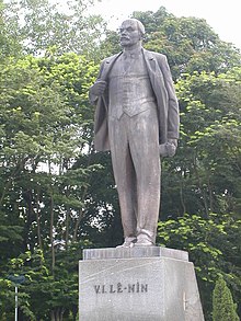 Lenin statue in Hanoi, Vietnam Statue of Lenin in 2003, Hanoi 2.jpg