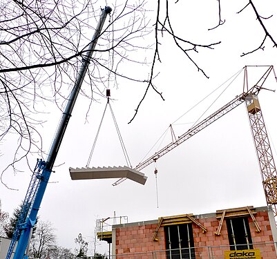 Betonfertigteiltreppe während der Montage (precast concrete stairs)