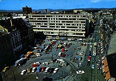 Bilete av torget tatt etter at Christiania Bank og Kreditkasse blei reist i 1971. Biletet er tatt av A. Husmo og høyrer til Oslo byarkiv og er ein del av samlinga til Sporveismuseet. Bygningen husar hovudkvarteret til Jernbaneverket.