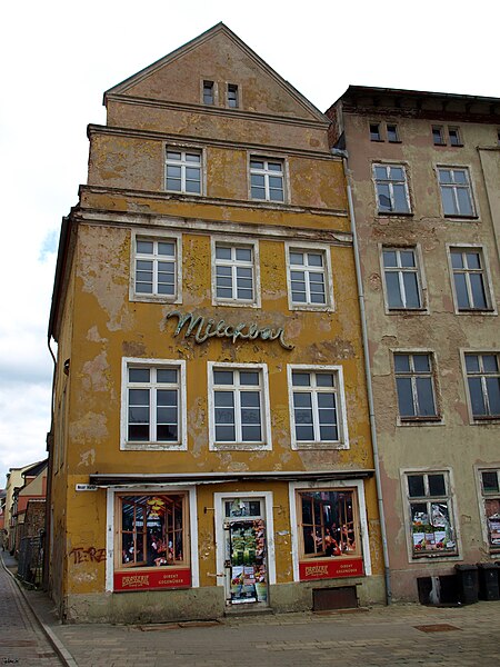 File:Stralsund Marktplatz altes Haus.jpg