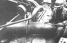 US-Soldat beim Vermessen eines 38 cm-Projektils auf dem Motorendeck eines Sturmtigers