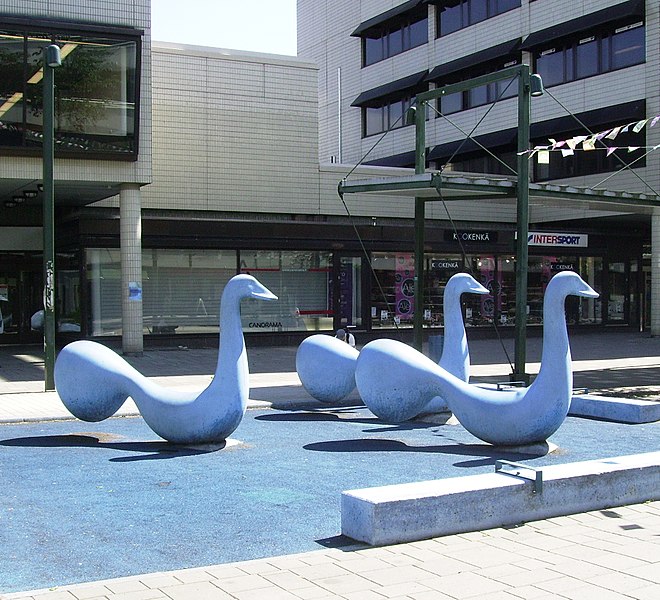 File:Swans.järvenpää.JPG