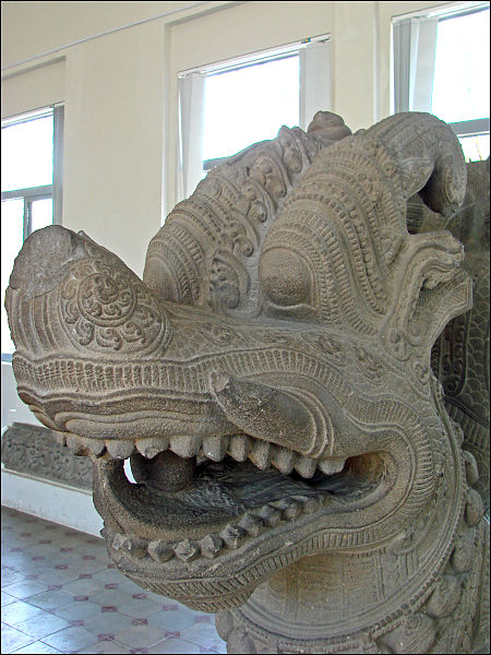 File:Tête de Dragon (musée Cham, Da Nang) (4395498960).jpg