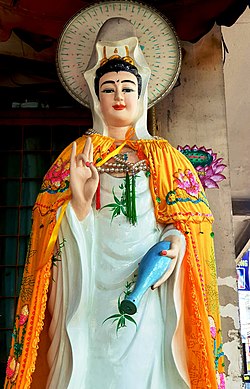 Quan Âm, bà La Hán của thế giới Trung Hoa, là biểu tượng của tình yêu vô bờ bến và lòng nhân ái. Với bức hình liên hoàn về Quan Âm, bạn sẽ thấy được tâm hồn của một người nữ hiền từ và biết đến vô vàn những lời dạy của bà La Hán này.