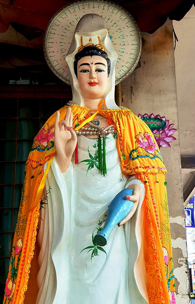 Quan Âm là một trong những vị thần quan trọng trong đạo Phật và là tượng đại diện cho lòng từ bi và sự trừng trị. Tượng Quan Âm như một biểu tượng và văn hóa đặc trưng của người Việt Nam thường được đặt ở nhiều địa điểm linh thiêng khắp đất nước. Hình ảnh này sẽ giúp bạn hiểu rõ hơn về tín ngưỡng tôn giáo của dân tộc ta.