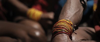 Tangan sikerei (tabib) dengan hiasan manik-manik Mentawai.