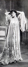 Suknia herbaciana autorstwa Redfern 1905 cropped.jpg