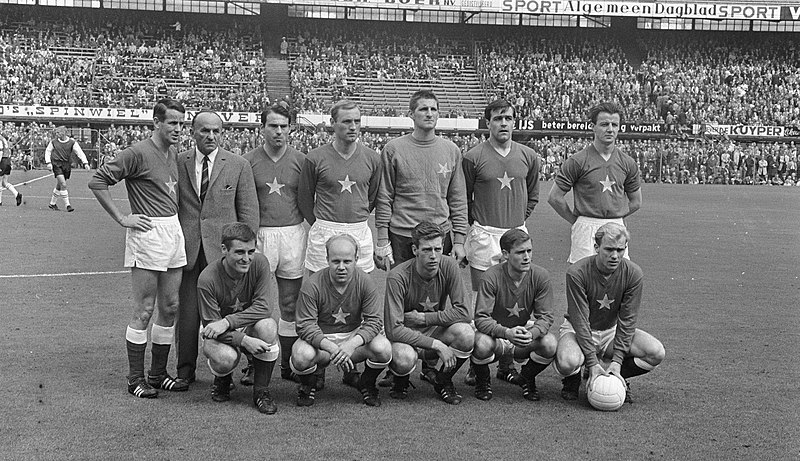 File:Teamfoto van MVV staand Krisp, trainer Donnenfeld, Toenaer, Nemes, Korver, Tha, Bestanddeelnr 919-5260.jpg