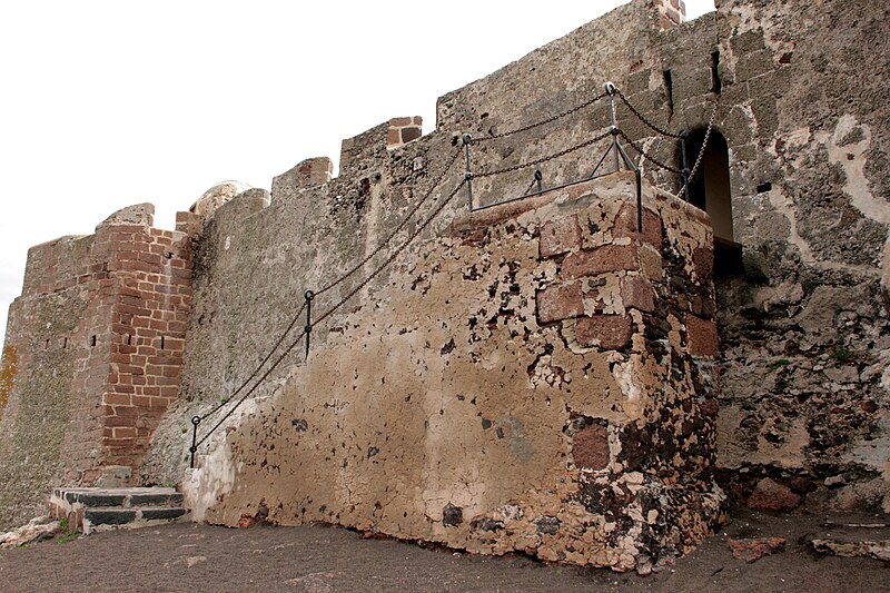 File:Teguise - Guanapay - Castillo des Santa Bárbara 02 ies.jpg