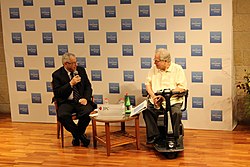 אורי דרומי (משמאל) מראיין את יצחק פרלמן, זוכה פרס בראשית לשנת 2016