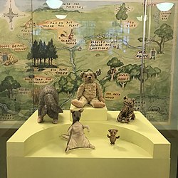הבובות שהיוו השראה לדמויות. מוצגות בספרייה הציבורית של ניו יורק.