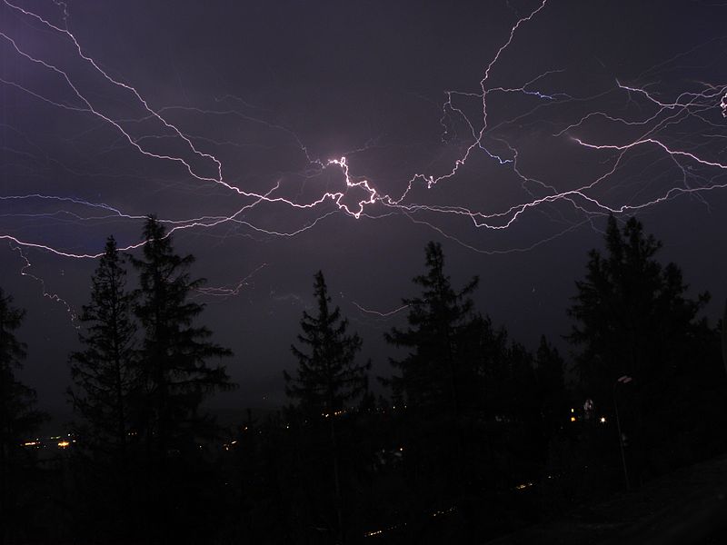 File:Thunderbolt above Vyšné Hágy.jpg