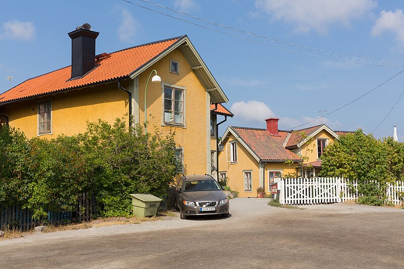 File:Trädgårdsgatan 19 and 19B, Vaxholm.jpg